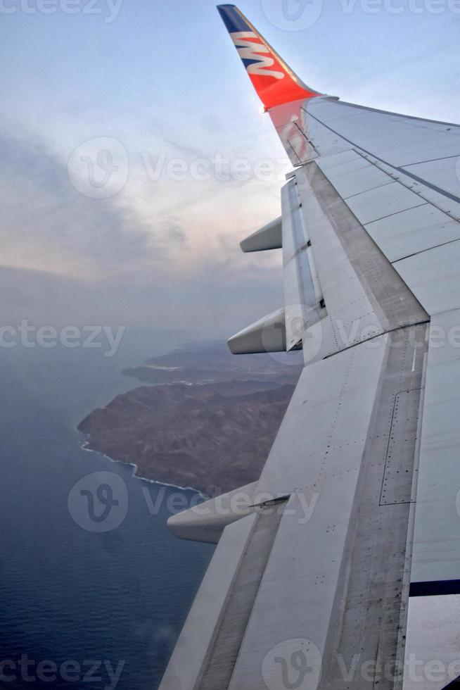 Visualizza a partire dal il aereo finestra su il paesaggio di canarino isola Fuerteventura nel Spagna foto