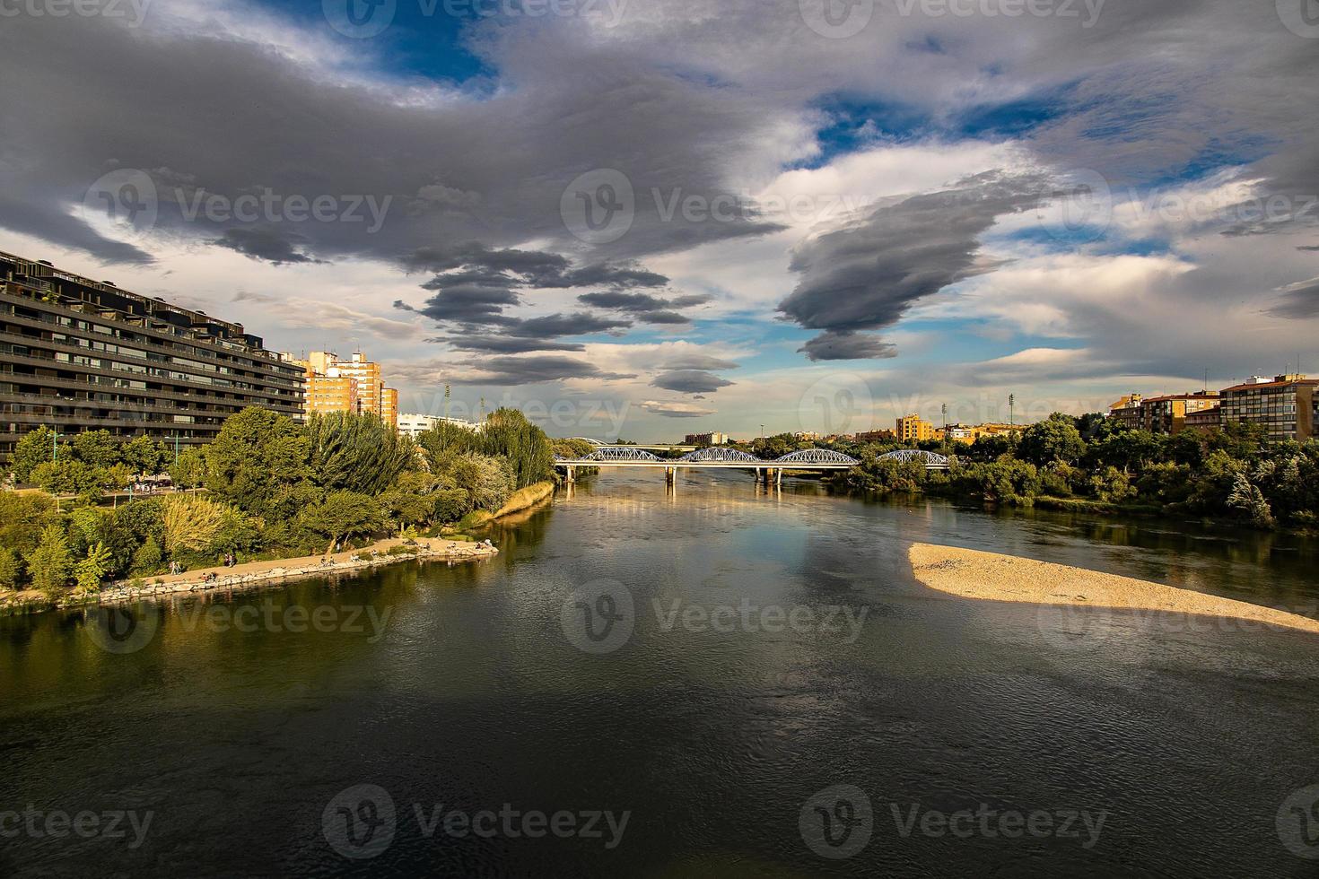 paesaggio nel un' primavera giorno al di sopra di il città ponte e il ebro fiume nel il spagnolo città di saragozza foto