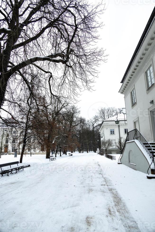 parco nel varsavia Polonia su un' nevoso inverno giorno foto