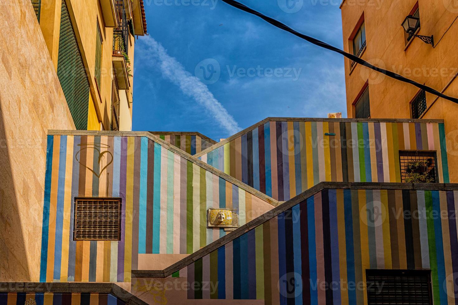 le scale strada nel alicante Spagna a strisce decorazione su un' estate giorno foto