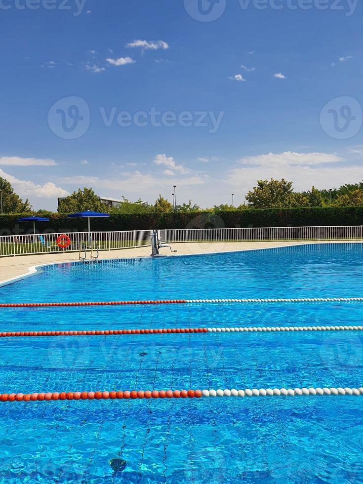 Visualizza all'aperto piscina con nuoto corsie su estate soleggiato vacanza giorno foto