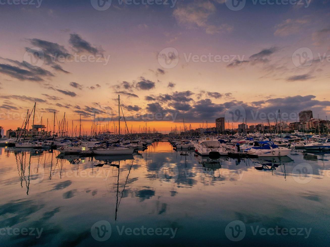 tramonto nel il porta di alicante, Spagna con yachts foto