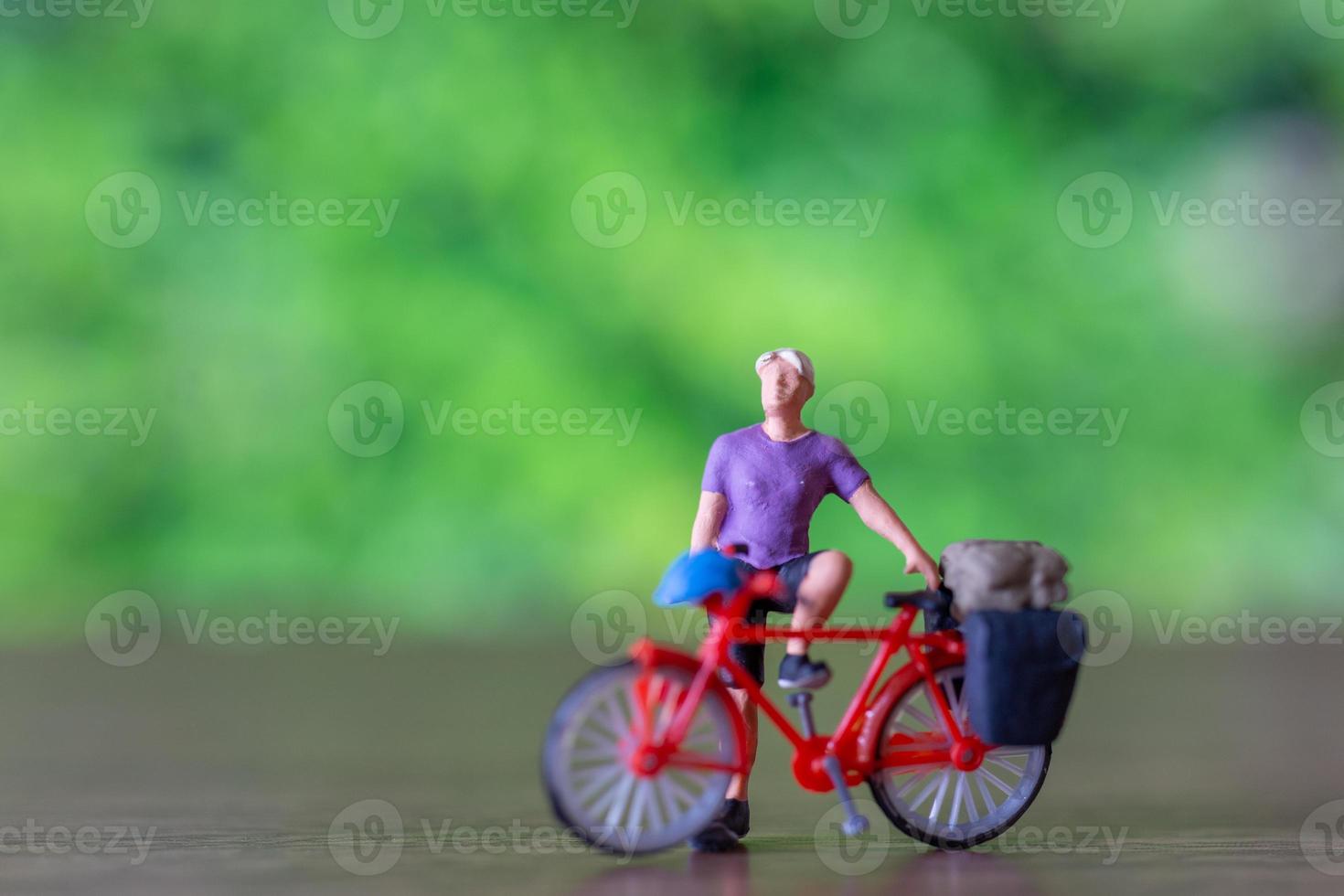 miniatura persone in piedi con bicicletta, mondo bicicletta giorno concetto foto