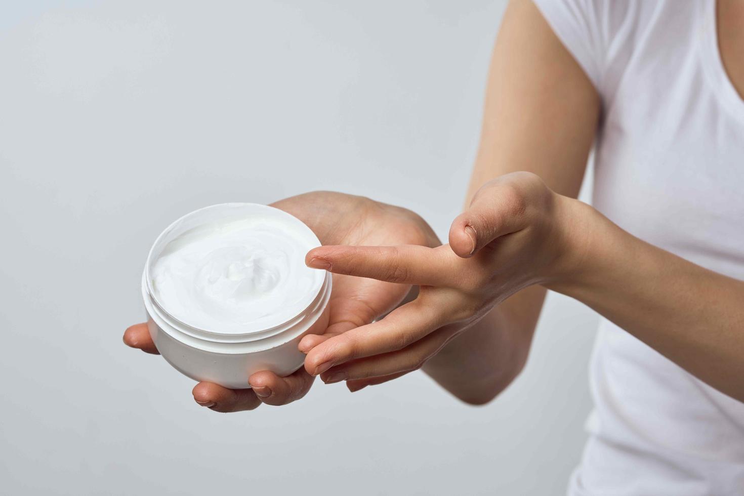 donna Tenere un' vaso di crema mano pelle cura dermatologia terapia foto