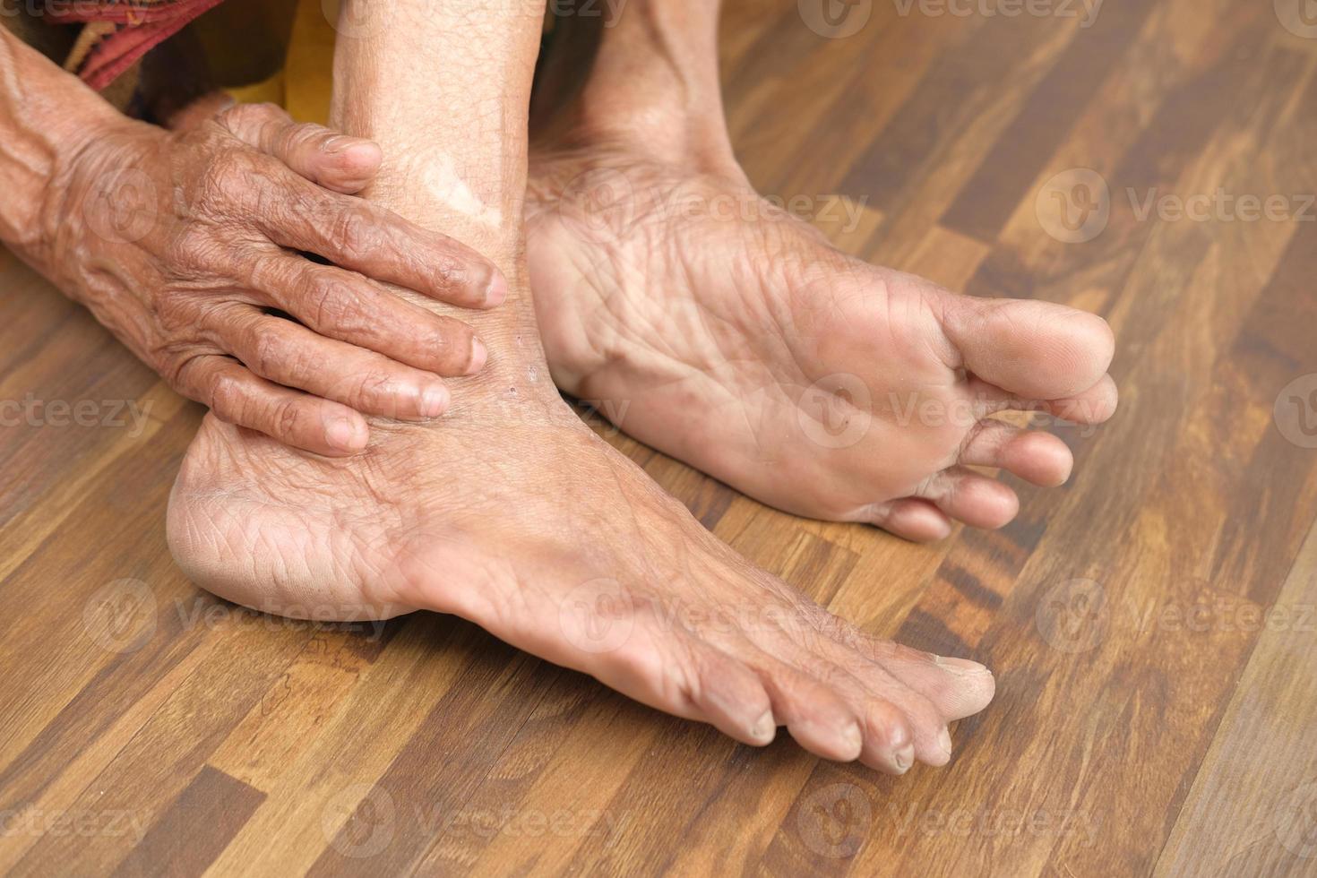 piedi della donna senior foto