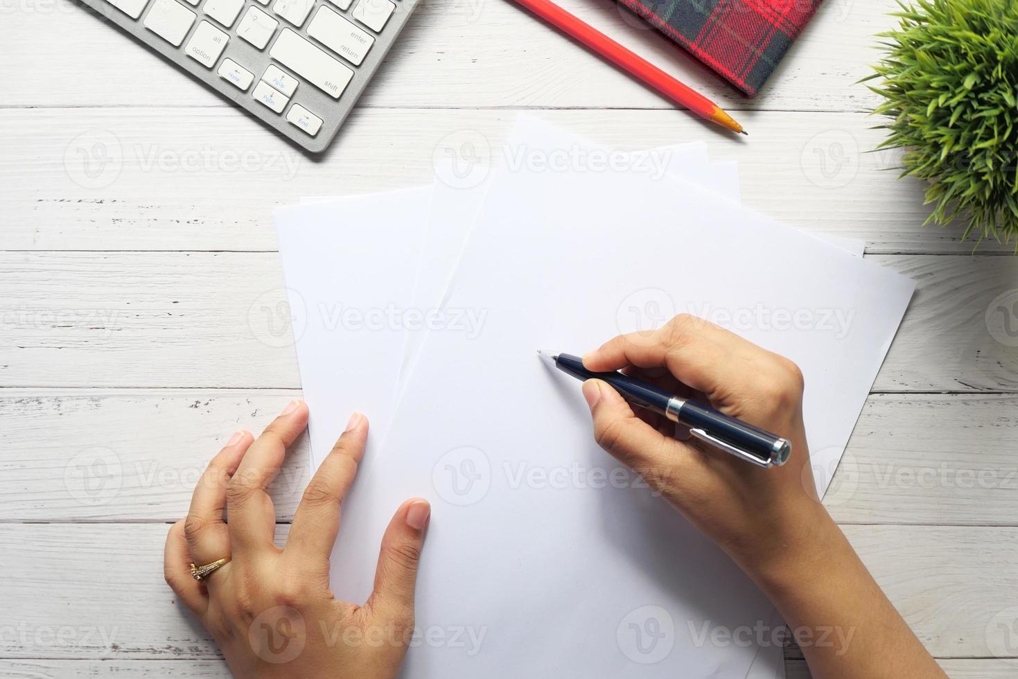 scrittura a mano su carta vuota sul tavolo foto