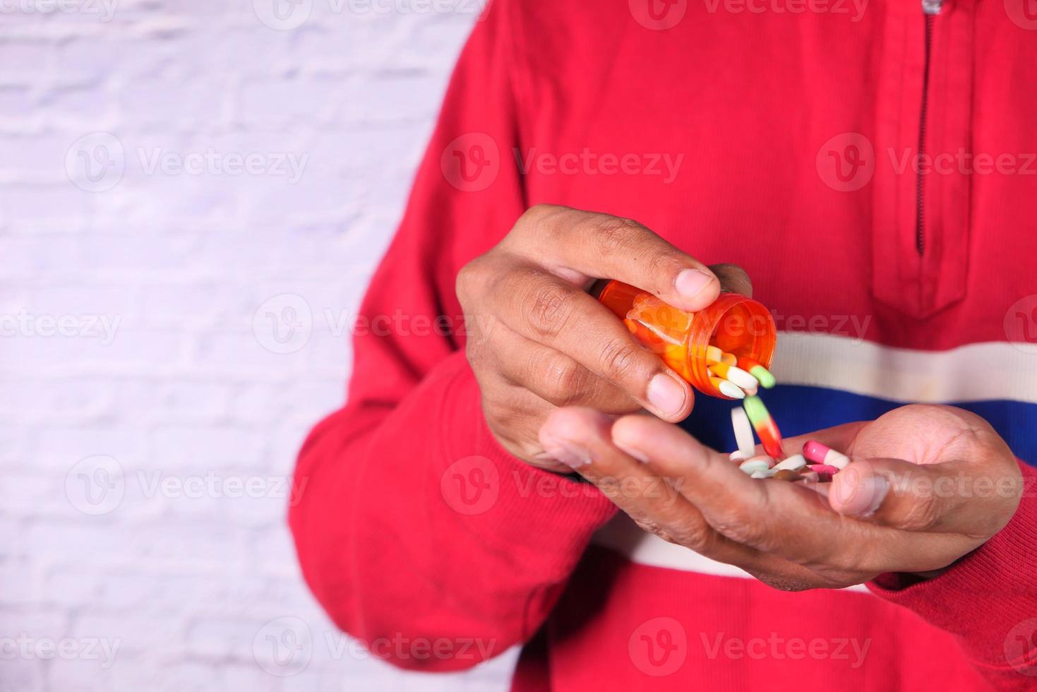 stretta di mano dell'uomo che cattura la medicina foto