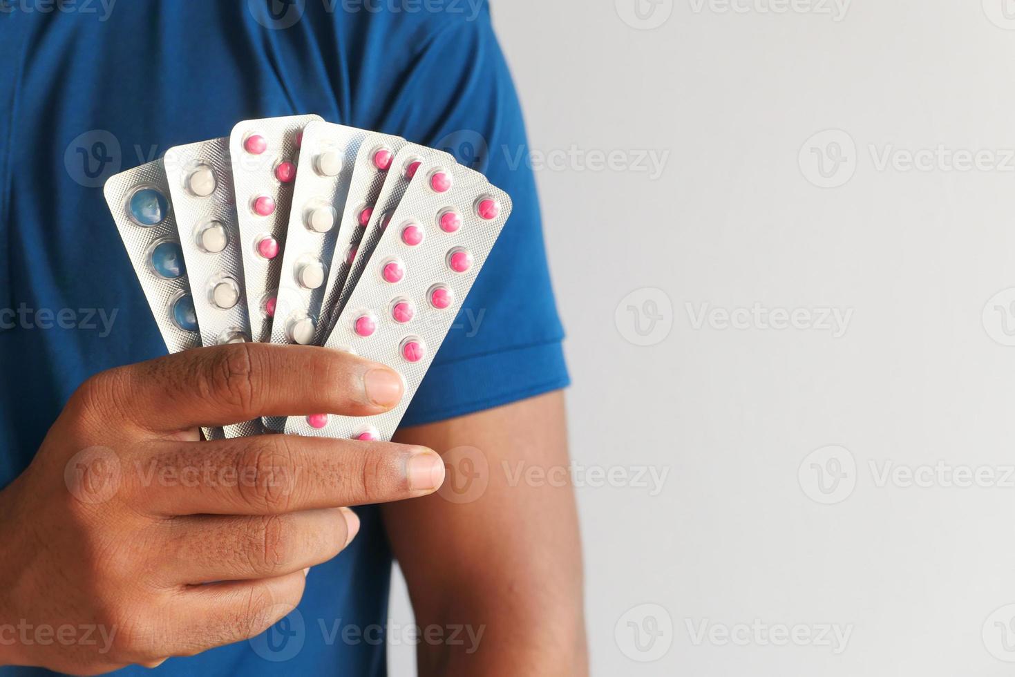 stretta di mano che tiene confezioni blister con copia spazio foto