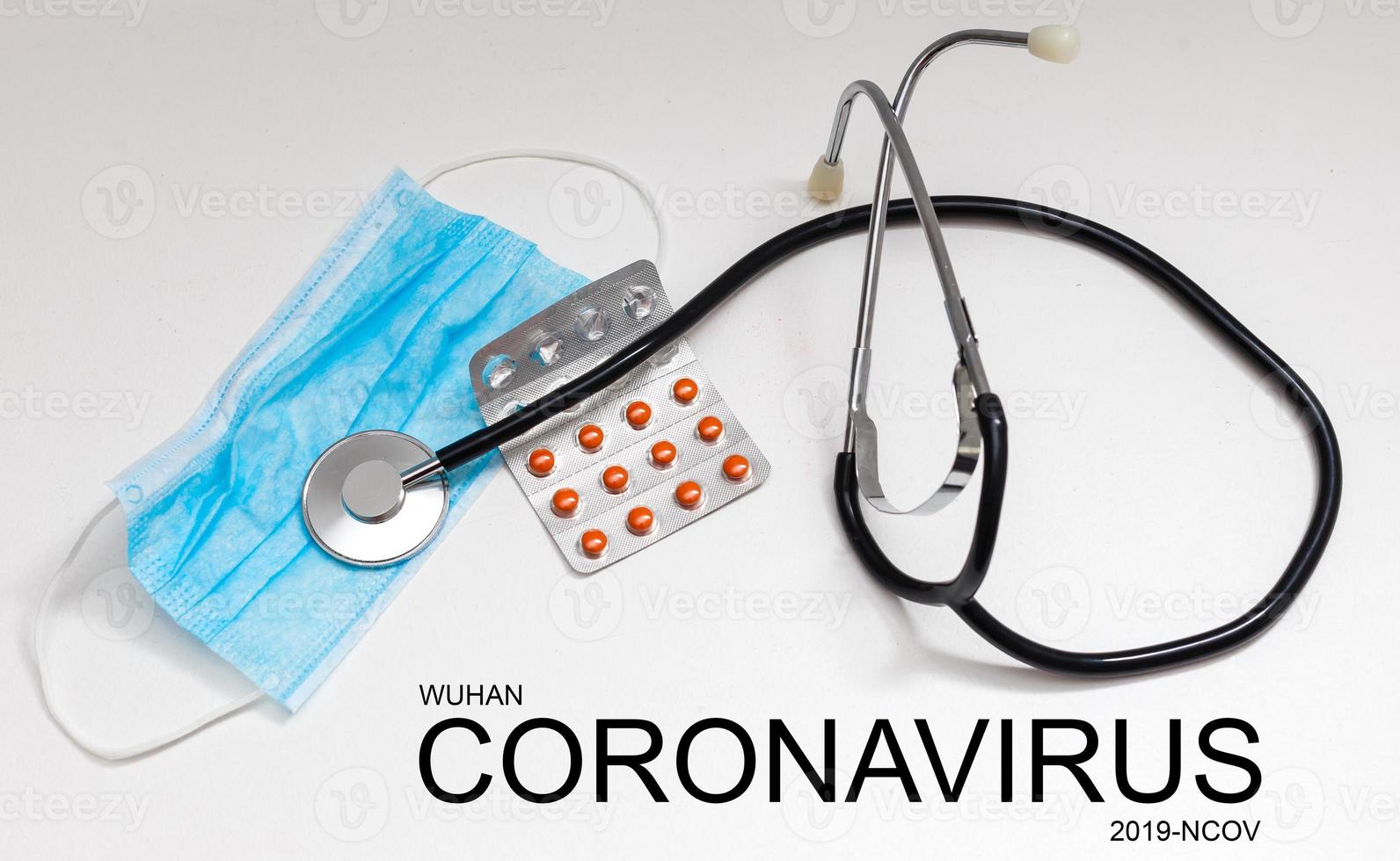 romanzo coronavirus malattia 2019-ncov scritto. molti pillole e stetoscopio. foto