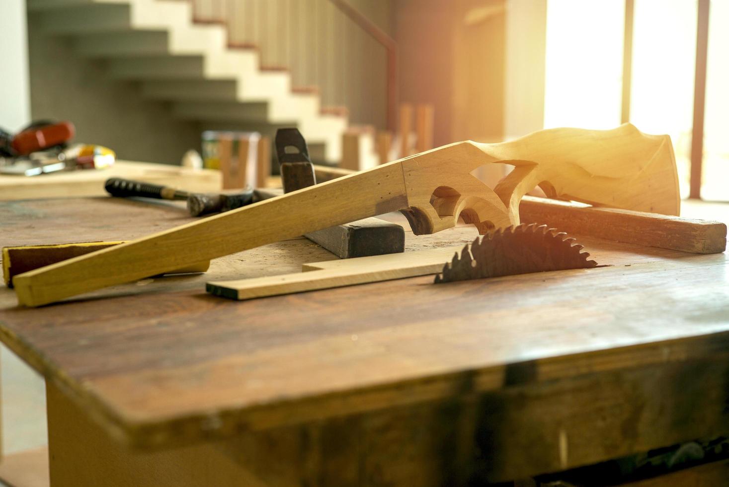 selelctive focus sul giocattolo di legno a forma di pistola in fabbrica foto