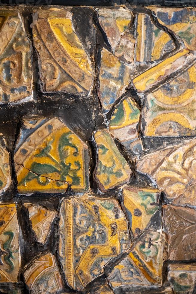 sfondo con pezzi di antico ceramica nel il castello nel avvicinamento foto