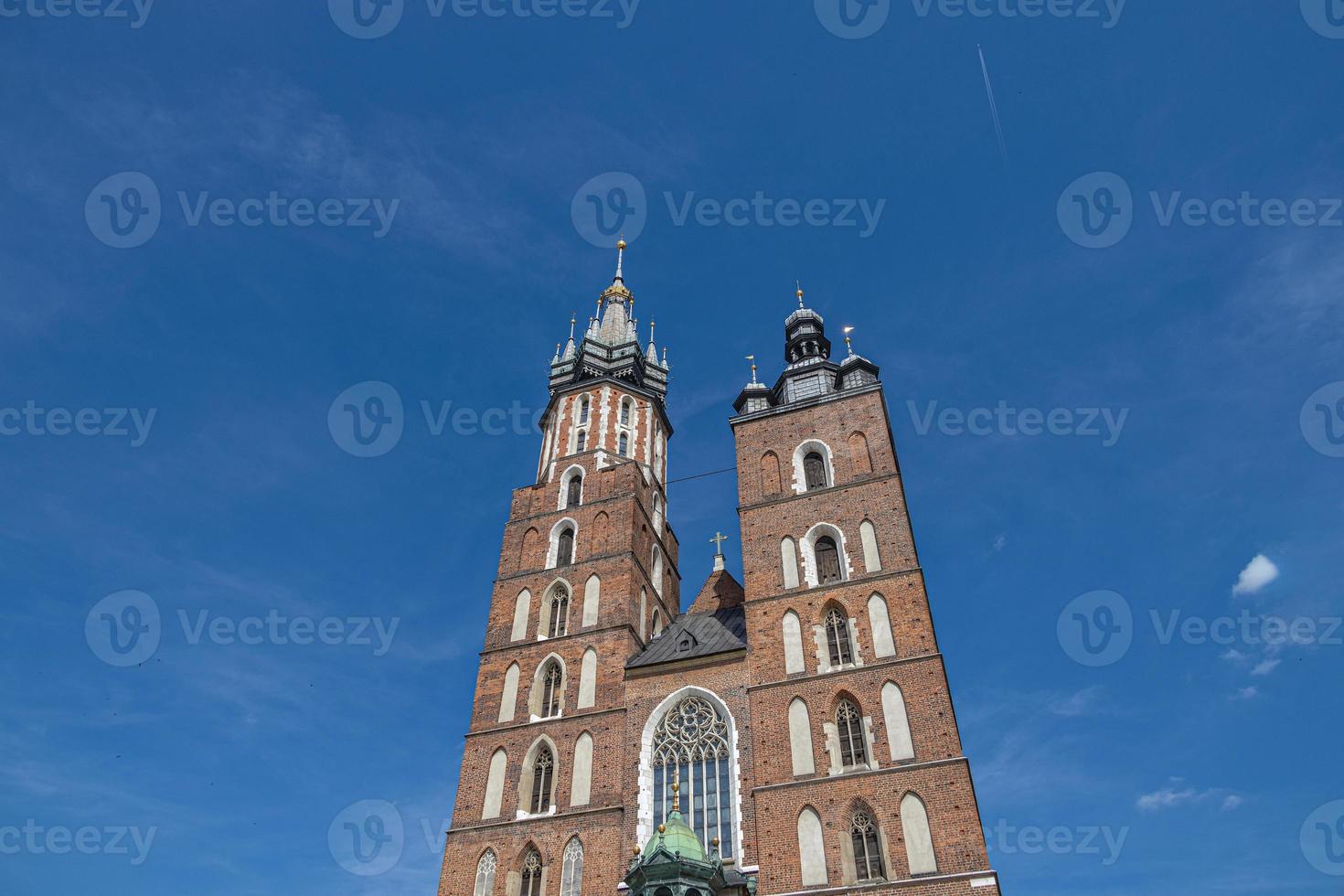 storico Chiesa nel il vecchio cittadina piazza nel Cracovia, Polonia su un' estate vacanza giorno foto