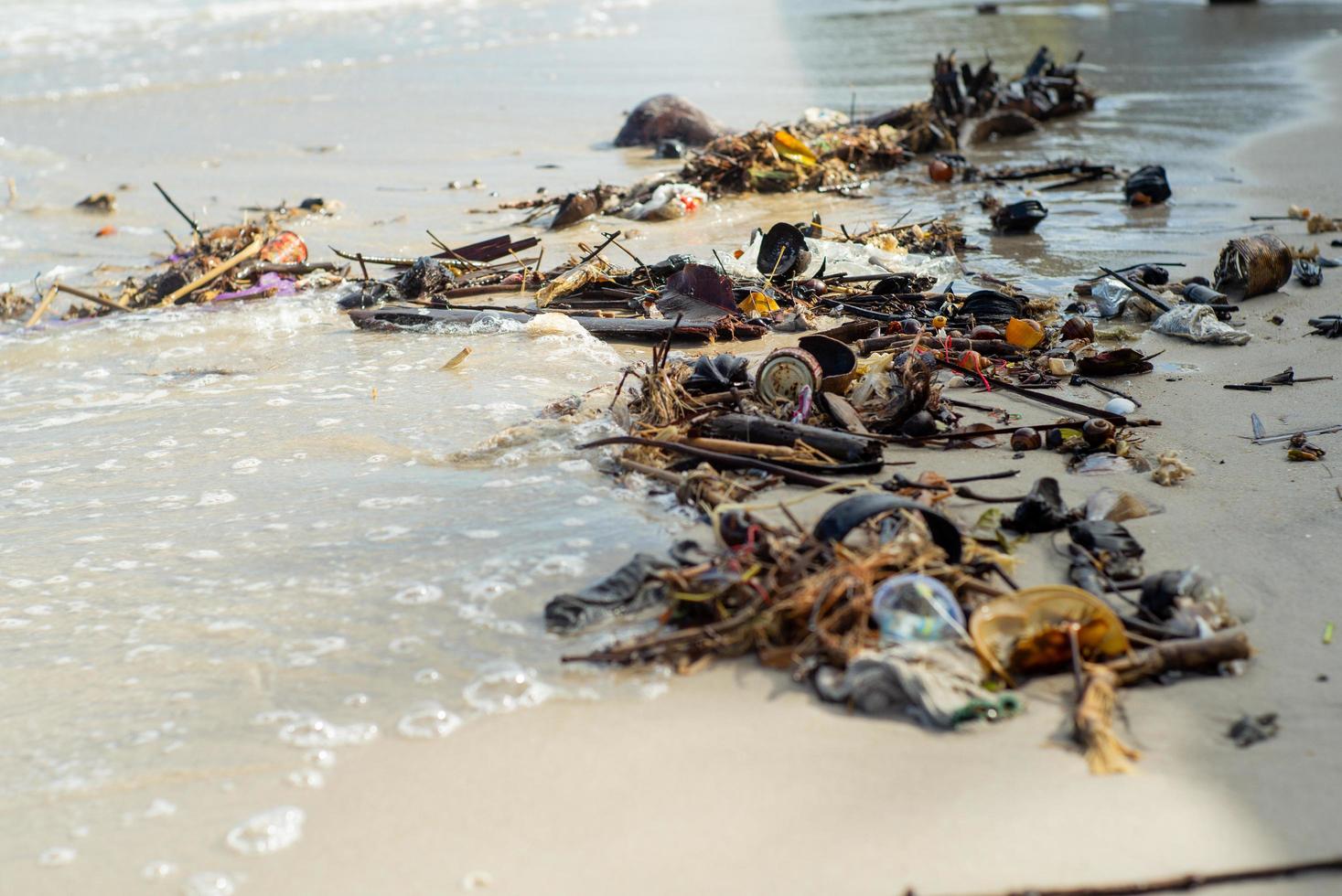 immagine di messa a fuoco selettiva di immondizia e rifiuti sulla spiaggia foto