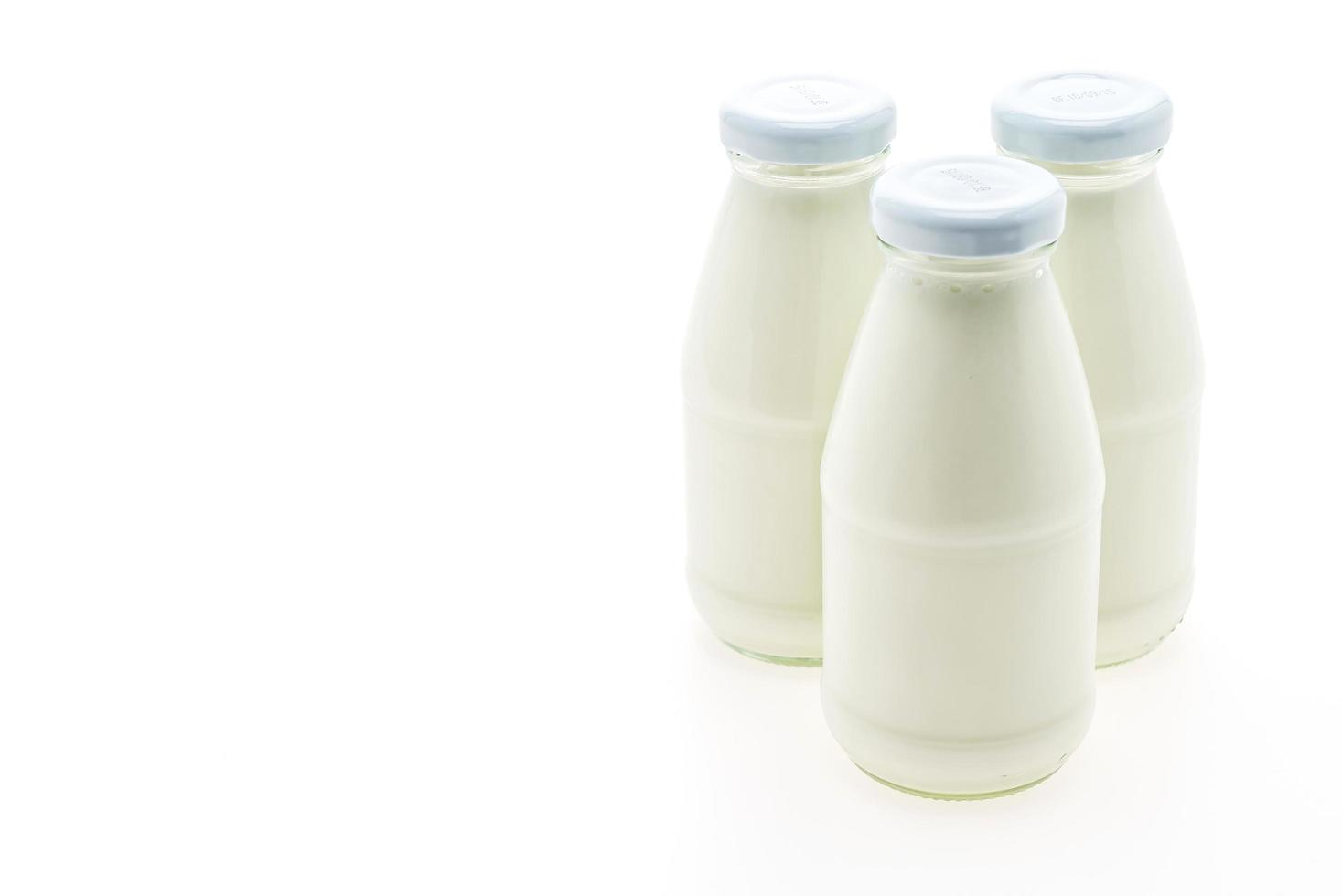 bottiglia di latte in vetro isolato su sfondo bianco foto