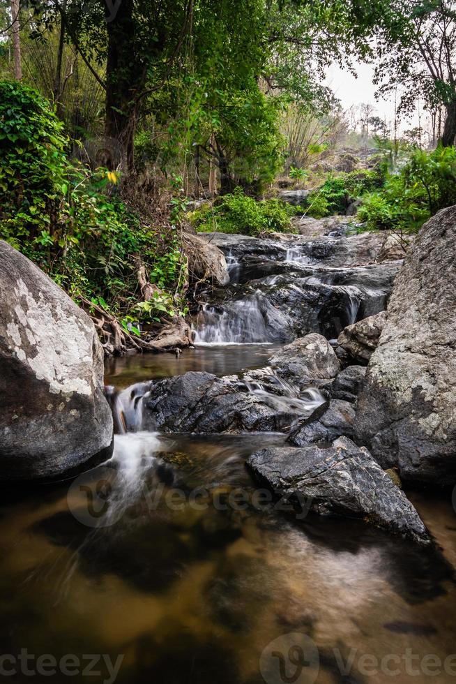 khlong nam lai cascata, bellissimo cascate nel Klong lan nazionale parco di Tailandia foto