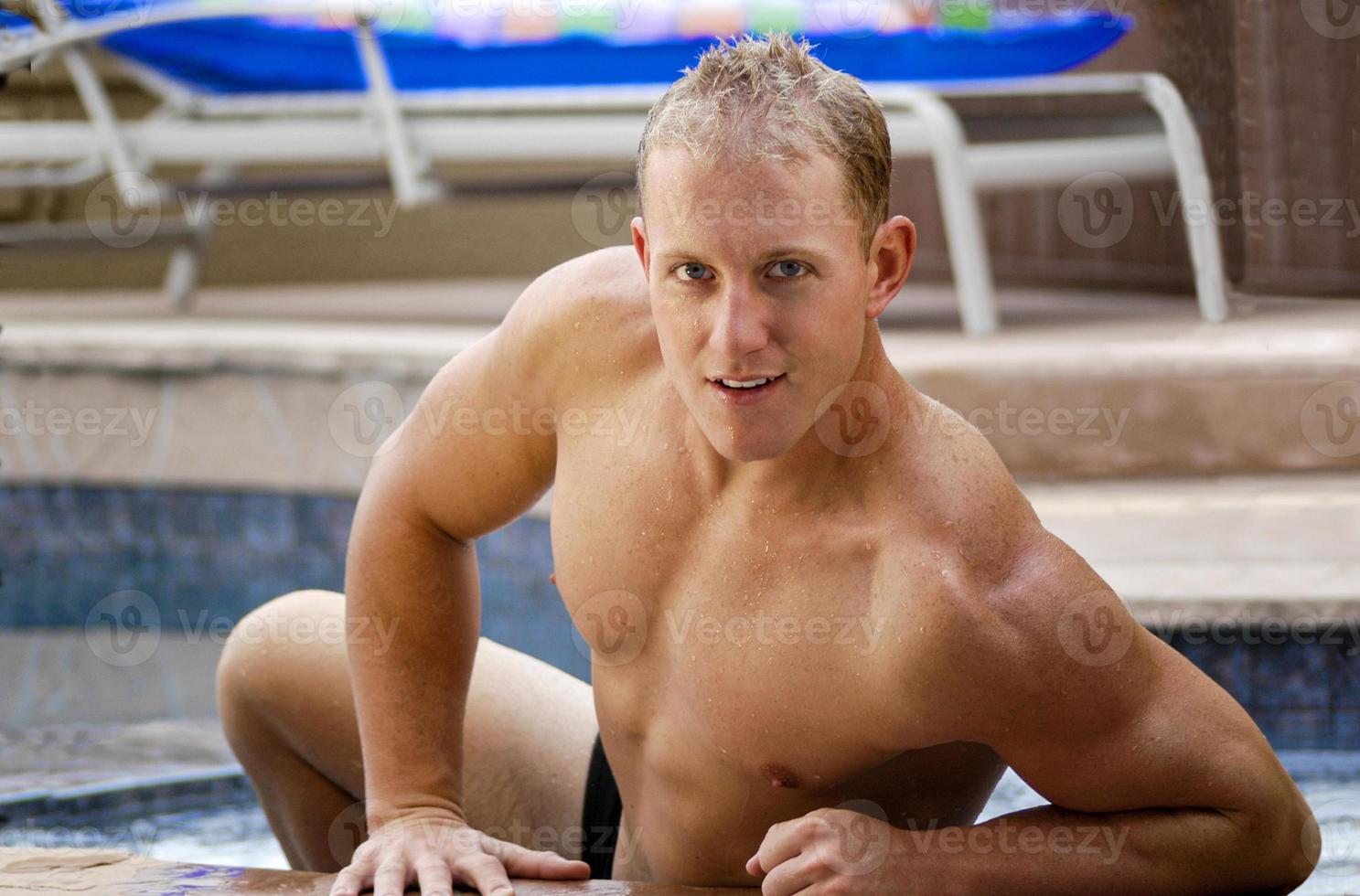 un' caldo uomo emerge a partire dal il piscina indossare solo il suo bagnarsi completo da uomo. foto