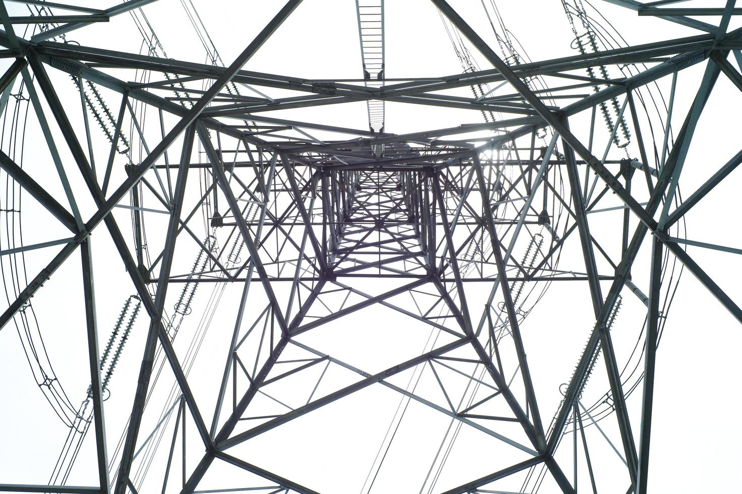 vista dall'alto della torre di elettricità ad alta tensione in una giornata di sole con sfondo cielo sereno foto