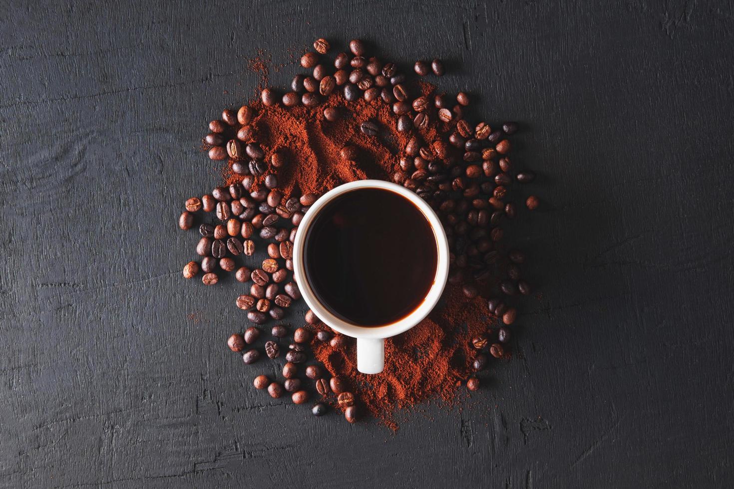 vista dall'alto di caffè in una tazza foto