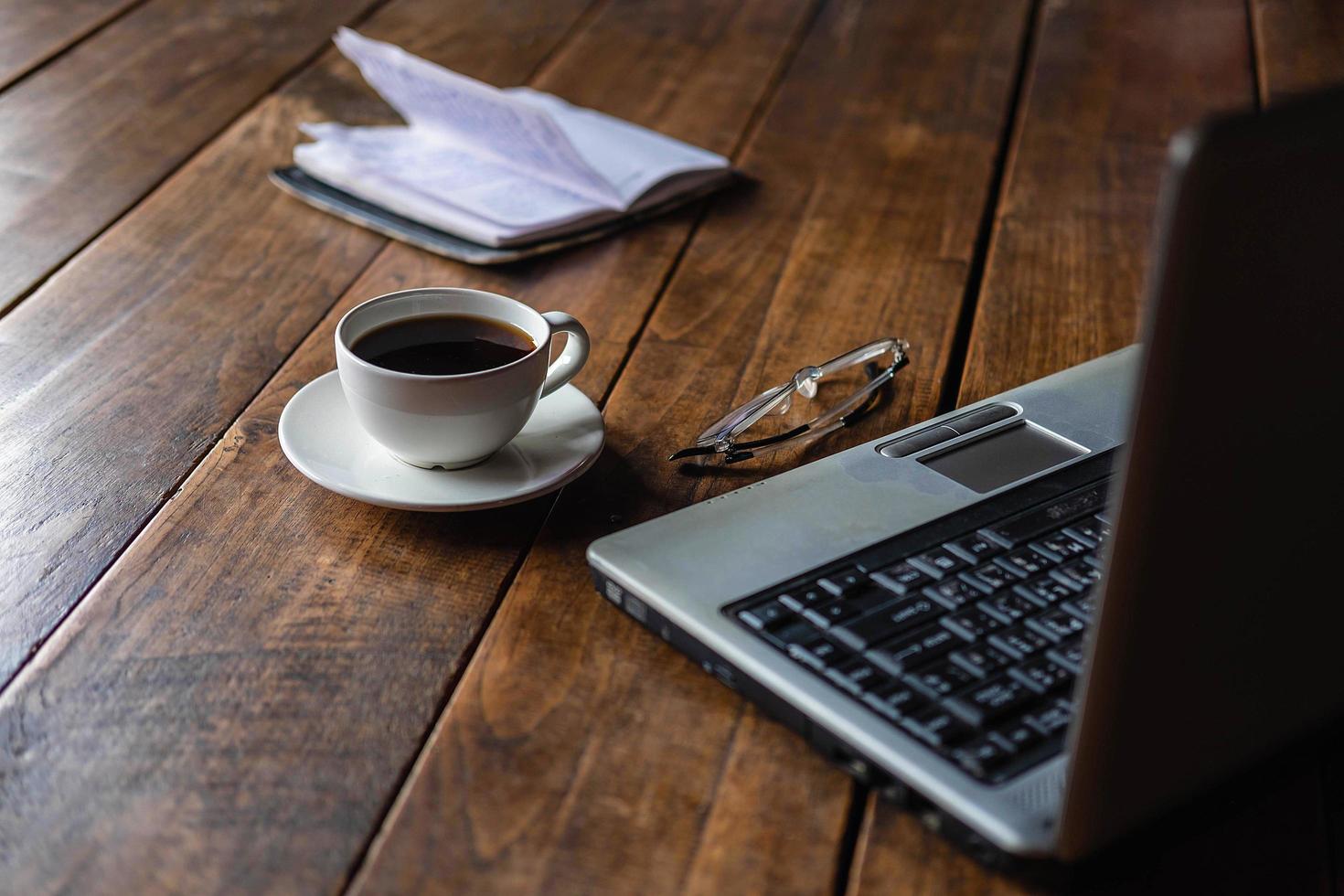 caffè, bicchieri, laptop e notebook foto