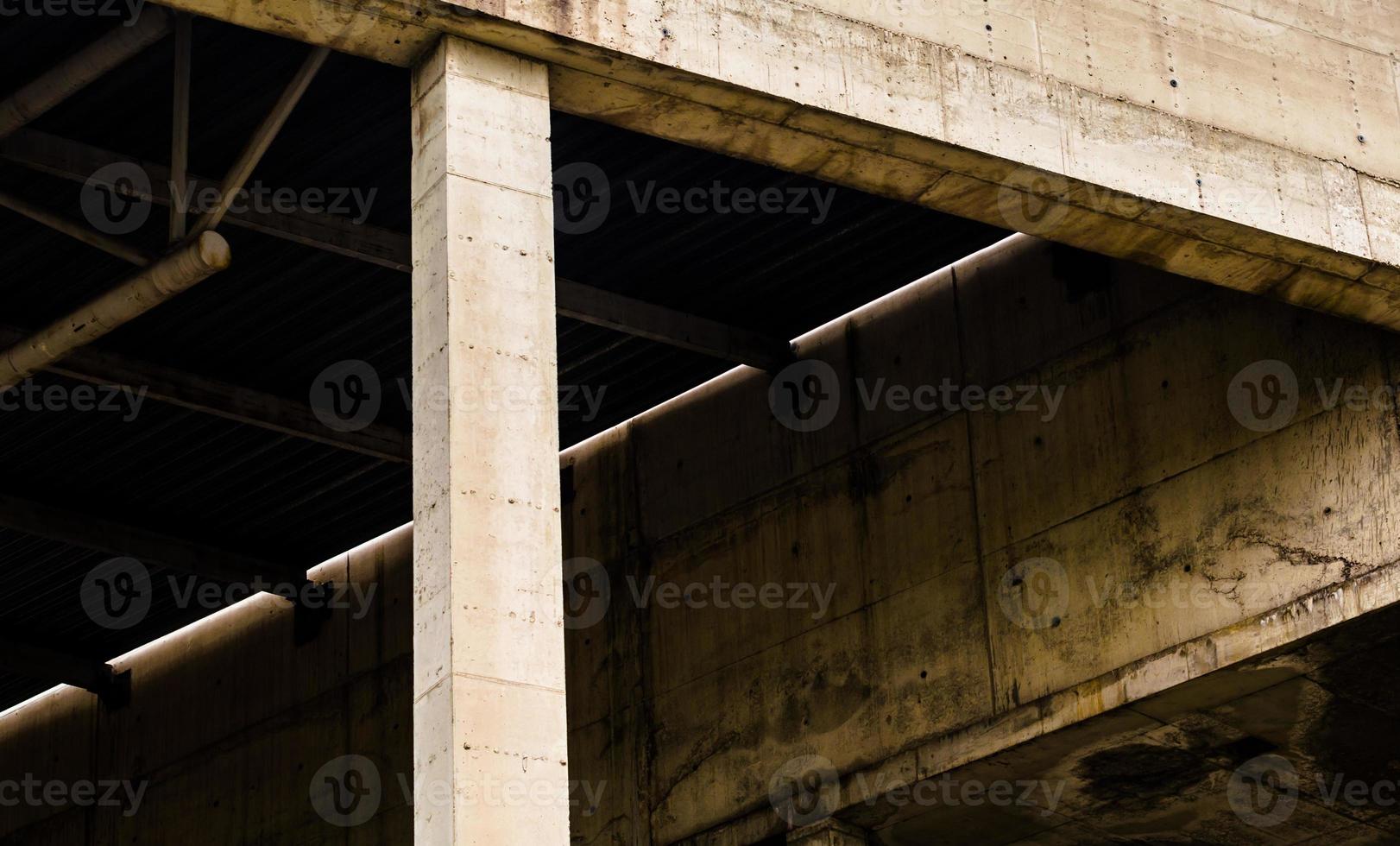 frammento di un edificio abbandonato e incompiuto foto