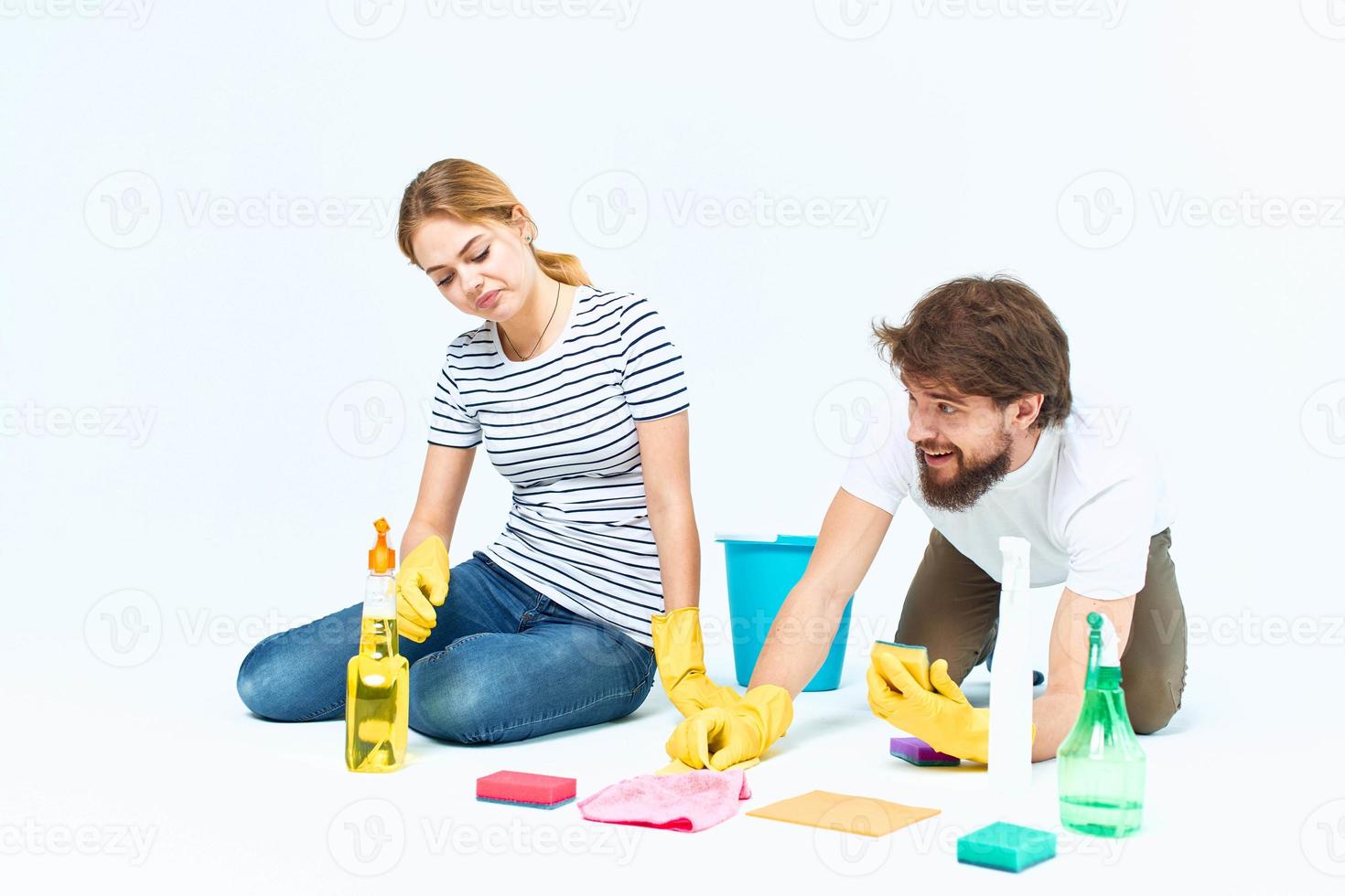 uomo e donna detergente stile di vita pulizia lavoro di squadra foto