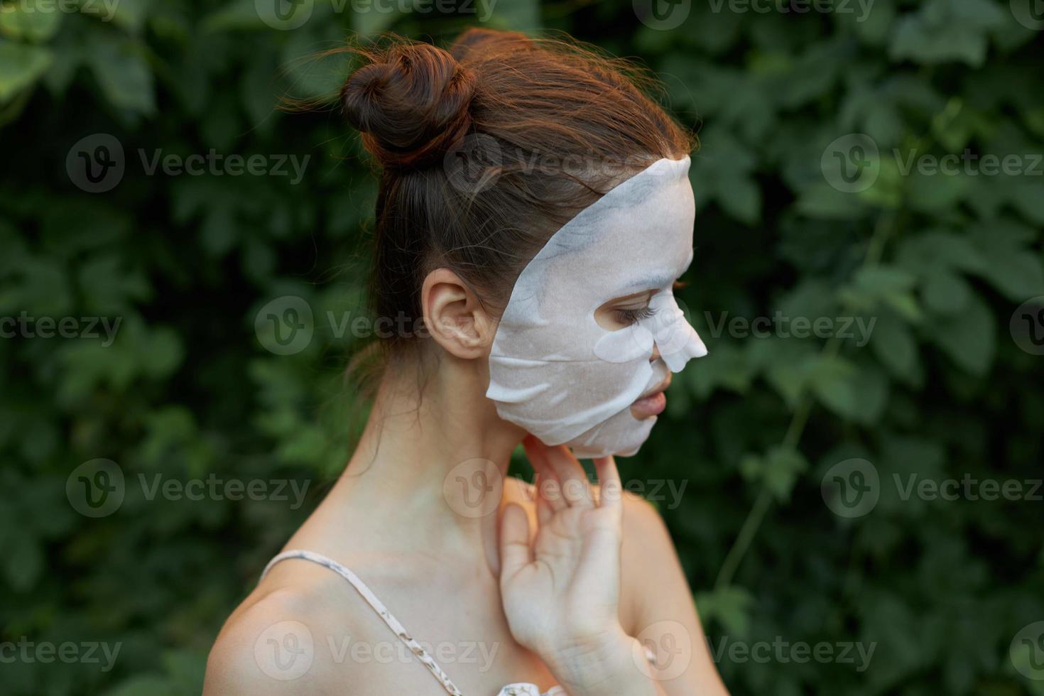 simpatico donna detiene il suo mano vicino il suo viso anti età maschera chiaro pelle foto