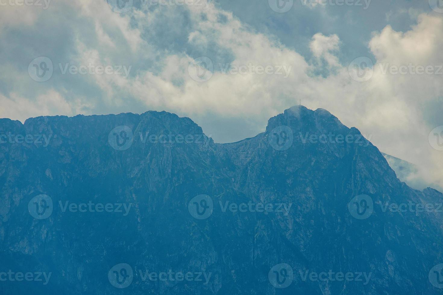 paesaggio di il tatra montagne su un' caldo estate nuvoloso vacanza giorno foto