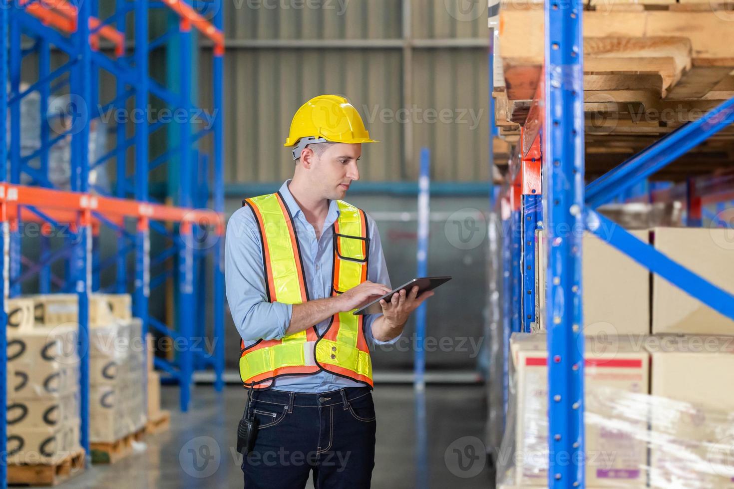 magazzino lavoratore con digitale tavoletta controllo inventario nel fabbrica magazzino, lavoratori Lavorando nel magazzino foto