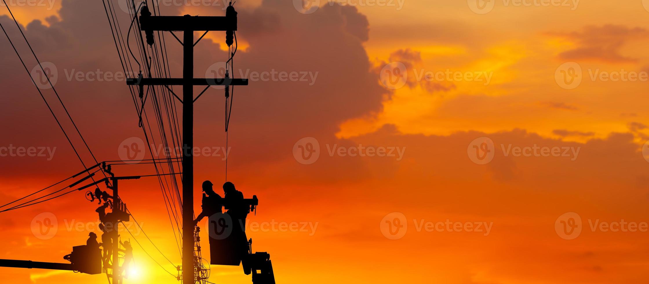 silhouette di elettricista ufficiale si arrampica su un palo e utilizza una funivia per mantenere un sistema di linea ad alta tensione, ombra di elettricista guardalinee riparatore lavoratore al lavoro di arrampicata su palo di alimentazione elettrica foto