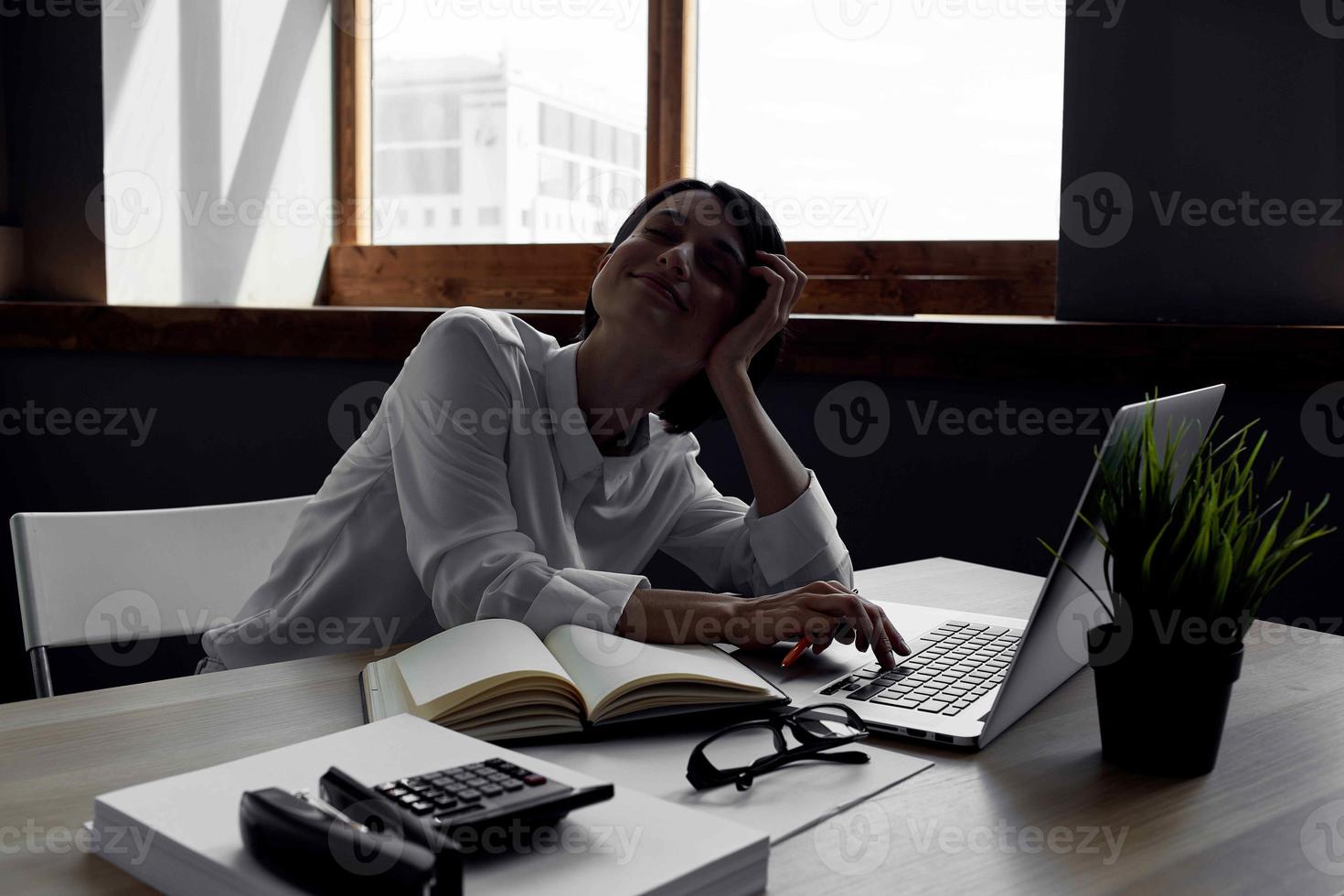donna d'affari a il scrivania segretario esecutivo leggero sfondo foto