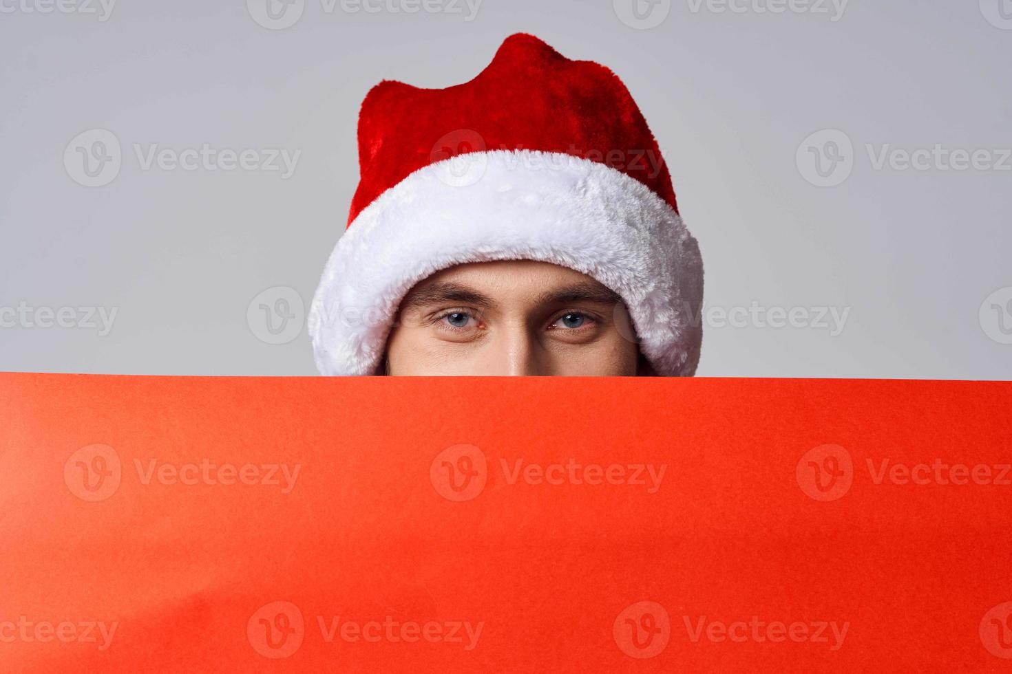 emotivo uomo rosso carta tabellone pubblicità Natale copia-spazio studio foto