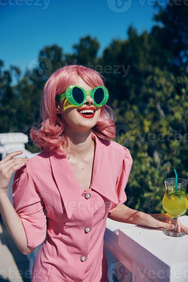 affascinante donna verde bicchieri fascino cocktail divertimento rilassamento concetto foto