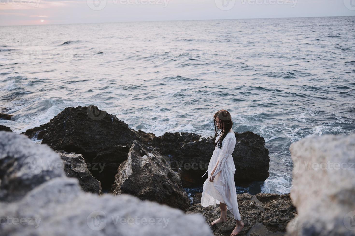 donna viaggiatore bianca vestito in piedi all'aperto la libertà foto