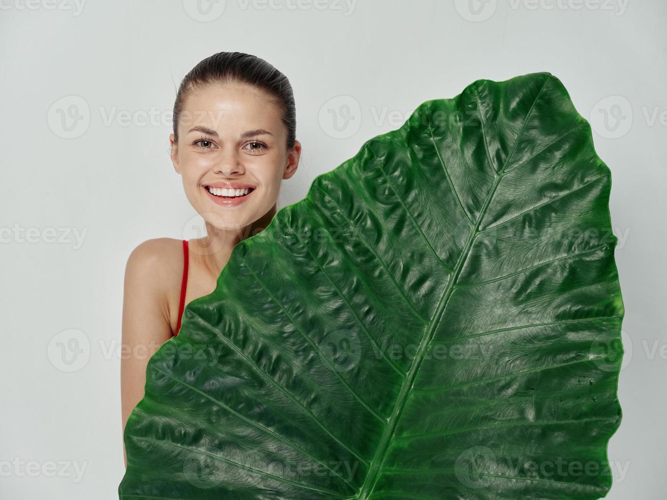 allegro donna coperture corpi con verde foglia Sorridi leggero sfondo foto
