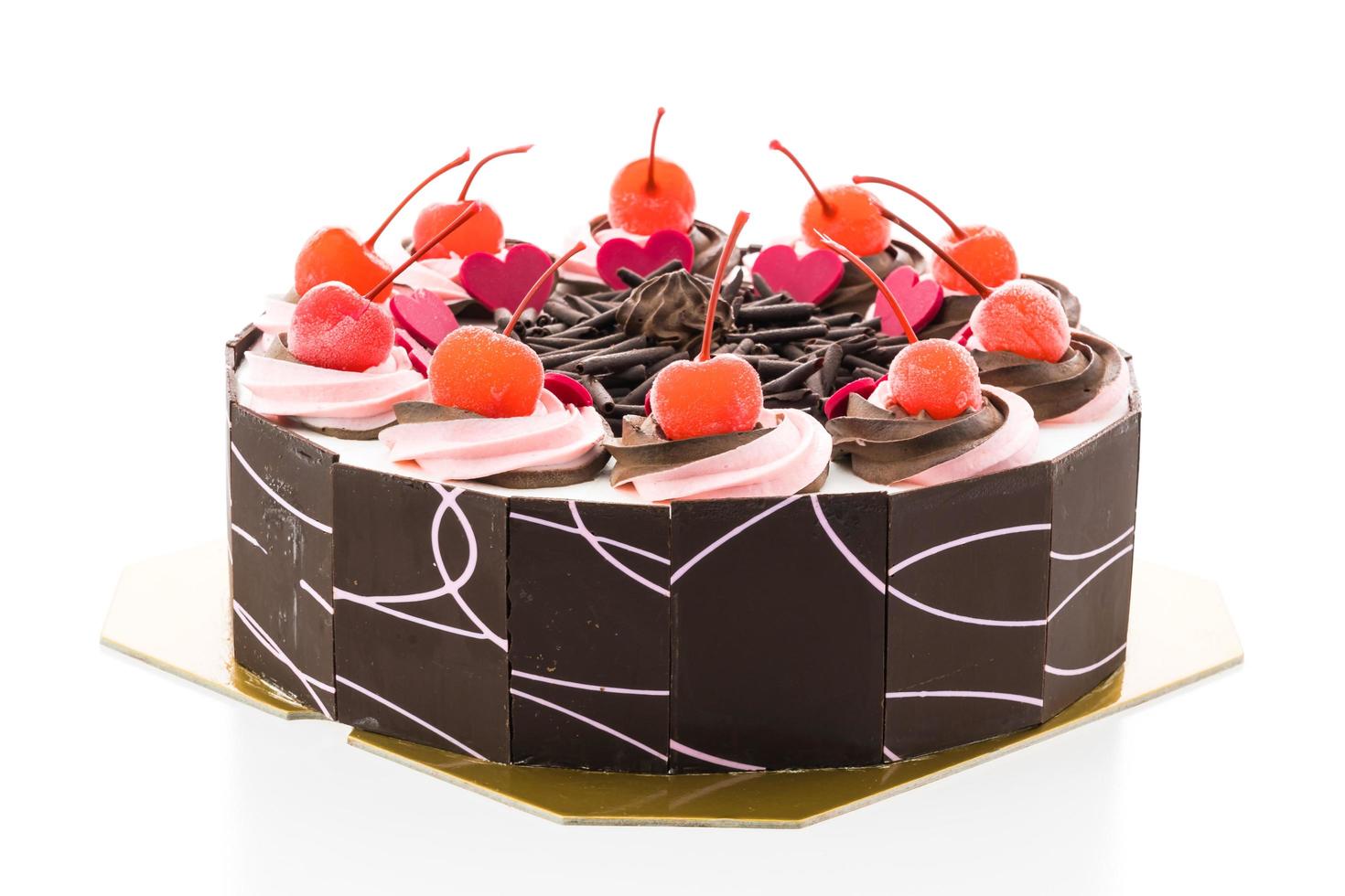 torta al cioccolato con ciliegie in cima foto