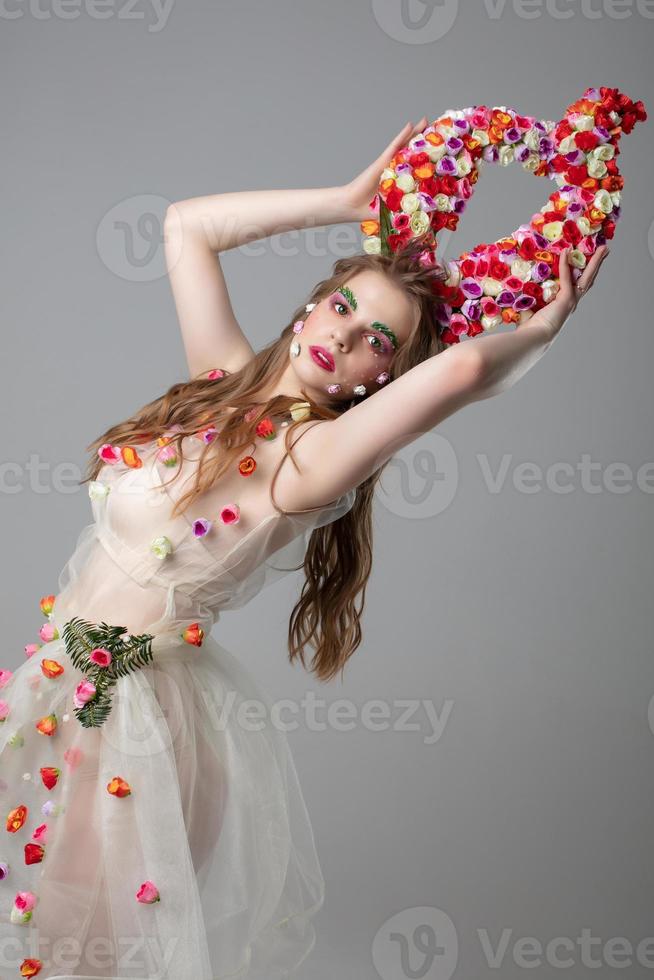 in posizione verticale ragazza con fiore corna. malefico. primavera ragazza. il Immagine di un' favoloso fiore donna. foto