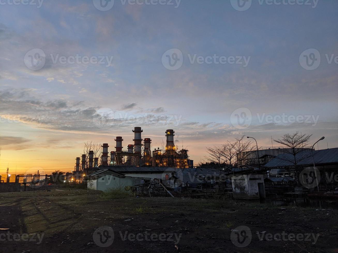 energia pianta progetto con costruzione opera e la messa in produzione pianta. il foto è adatto per uso per industria sfondo fotografia, energia pianta manifesto e elettricità soddisfare media.