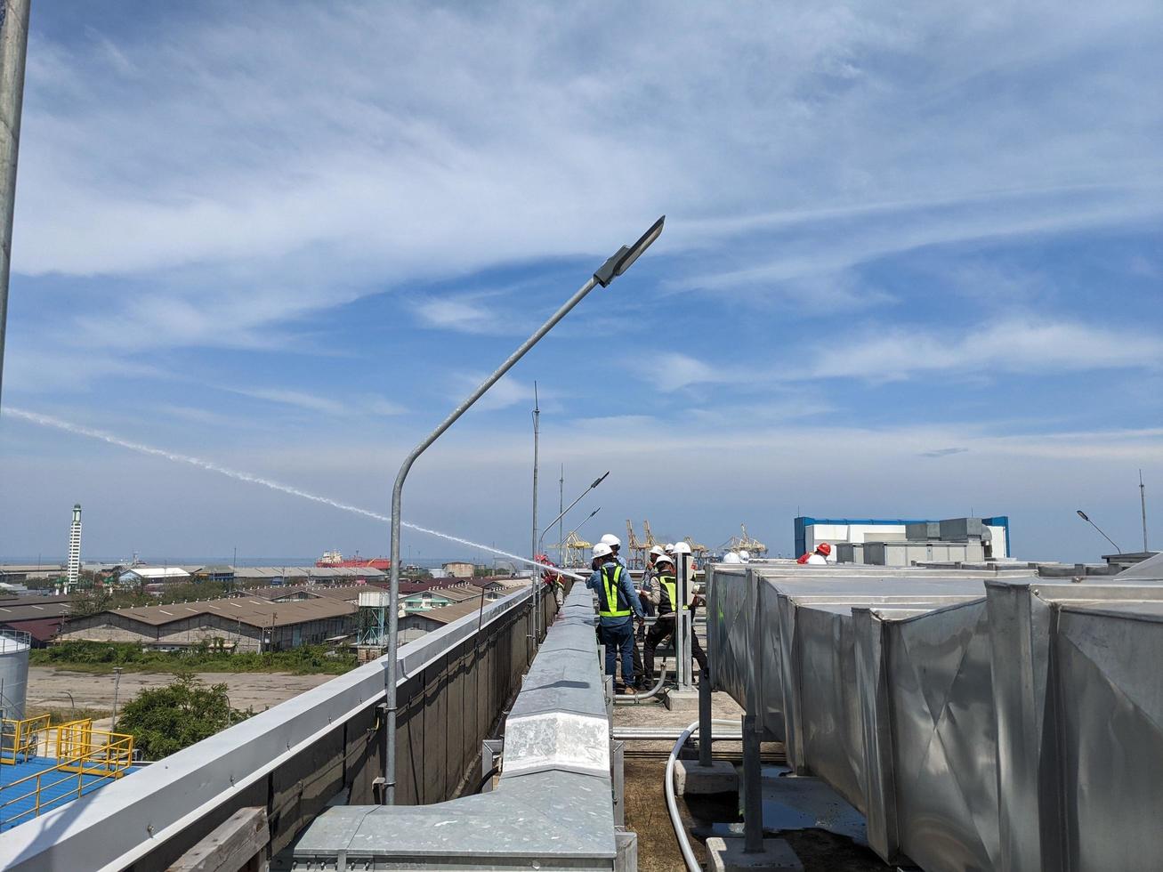 spray acqua test idrante Torre su il combinare ciclo energia pianta. il foto è adatto per uso per industria sfondo fotografia, energia pianta manifesto e elettricità soddisfare media.