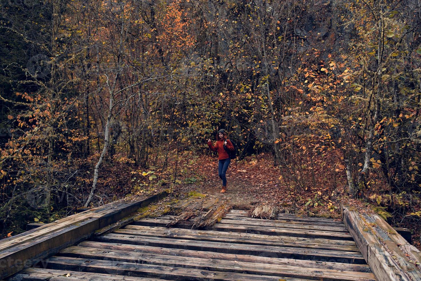 donna turista zaino fiume montagne autunno foto