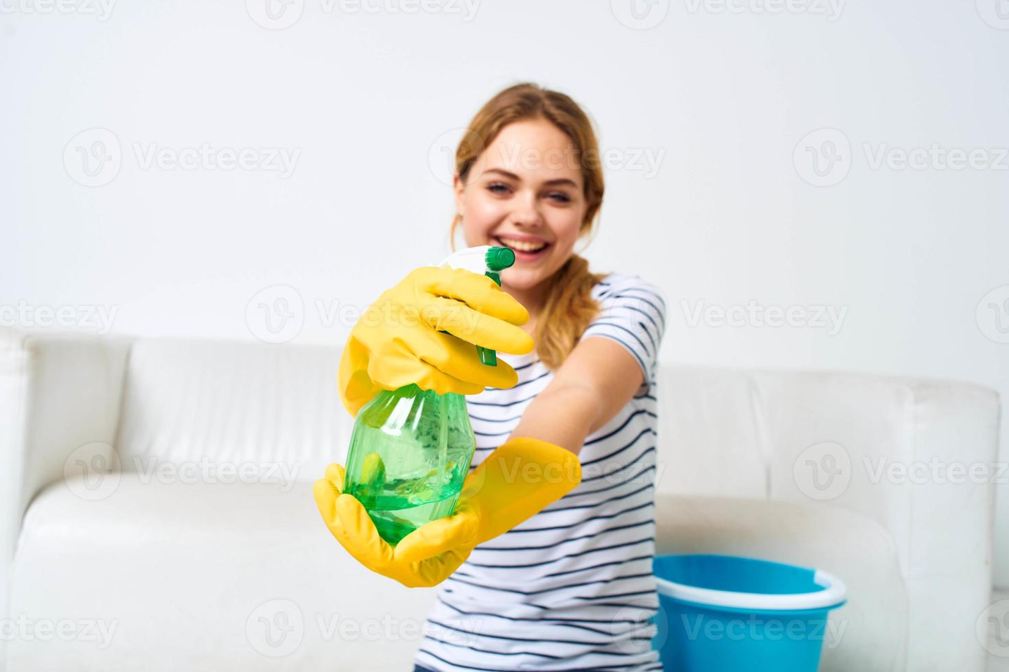 donna con detergente nel mani lavori di casa interno igiene foto