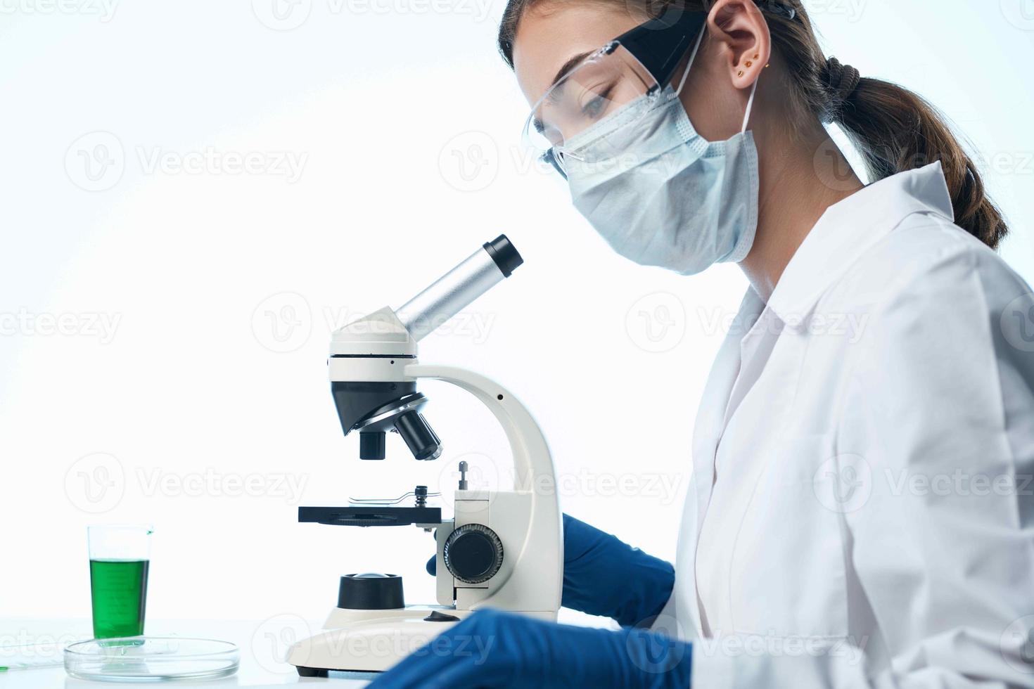 donna laboratorio assistente microscopio diagnostica chimica ricerca foto