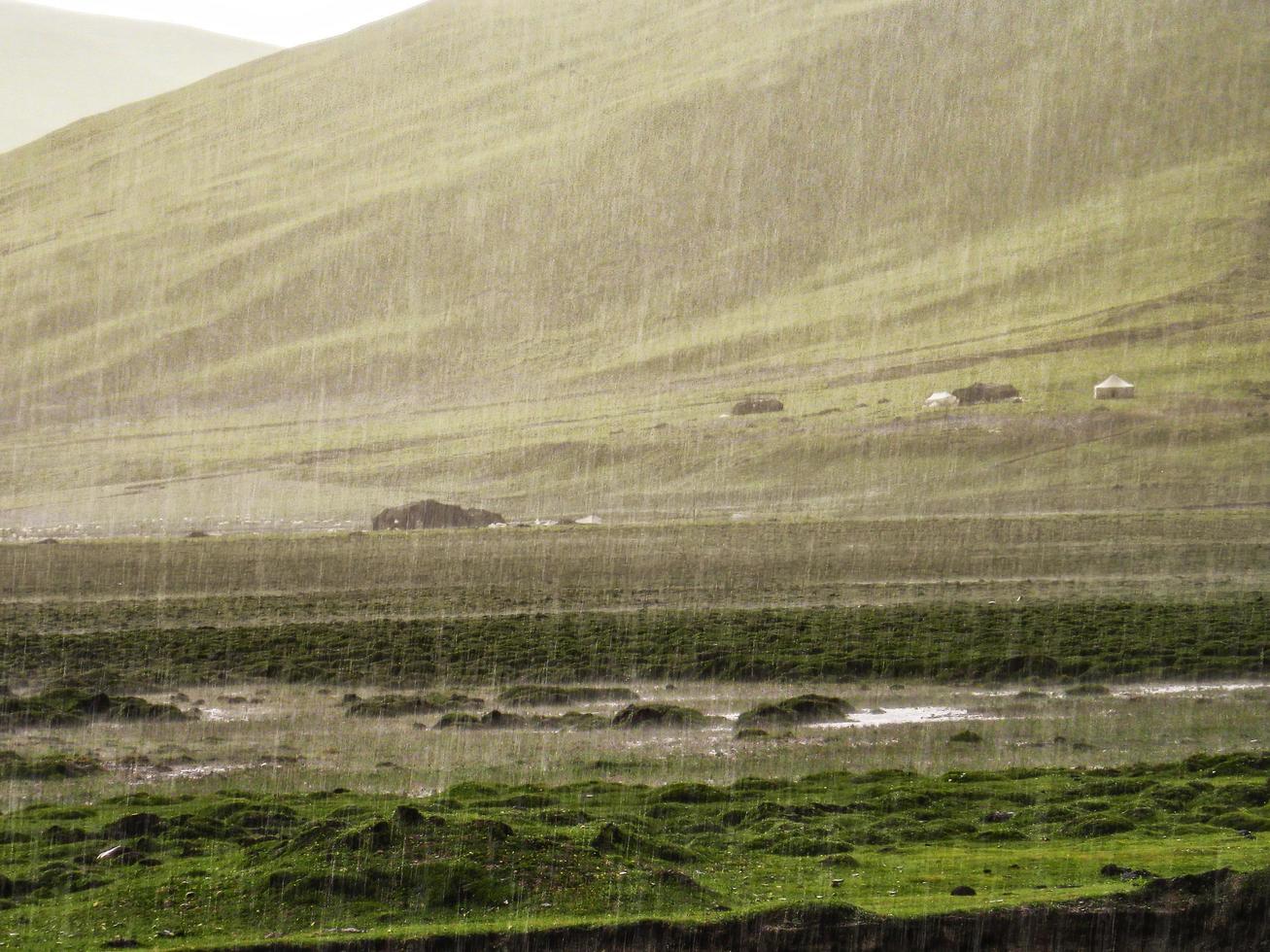 tibetano campagna su un' bagnato giorno foto