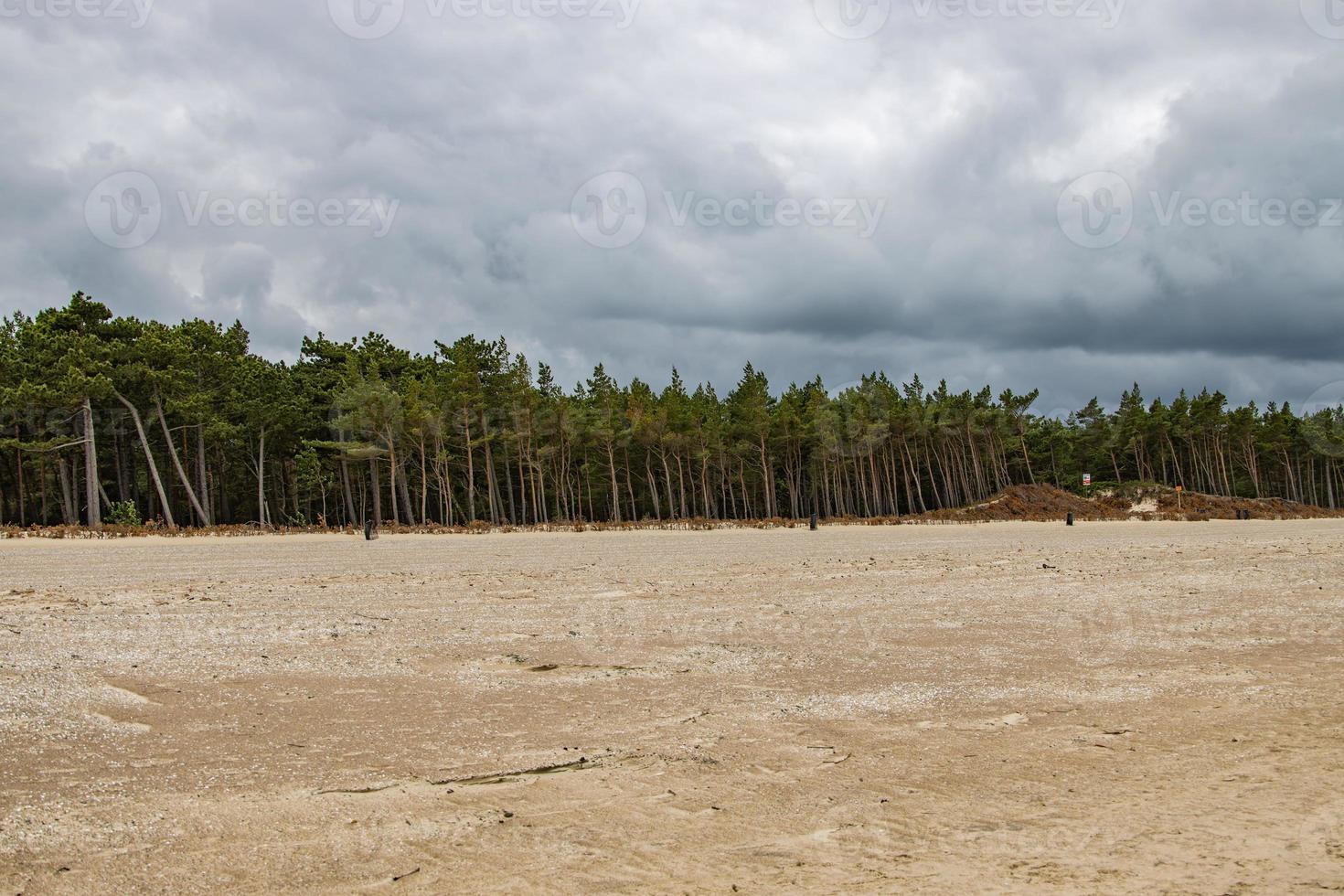 largo spiaggia su il baltico mare nel Polonia su un' estate nuvoloso grigio freddo giorno foto