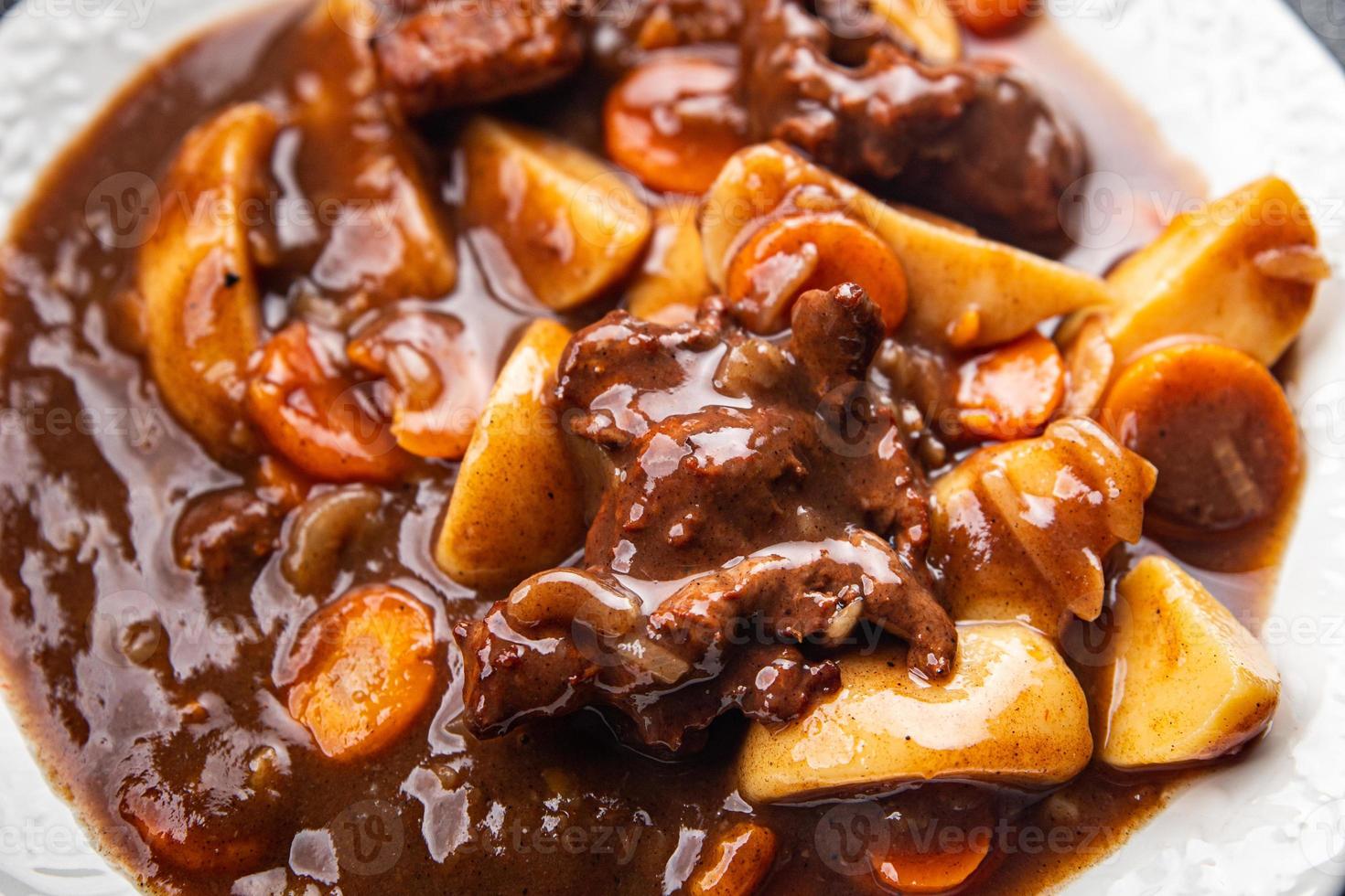 Manzo bourguignon carne piatto con verdure pronto per mangiare salutare pasto cibo merenda su il tavolo copia spazio cibo sfondo rustico foto