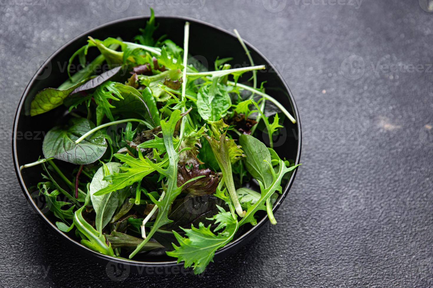 verde insalata le foglie mescolare mescolare micro verde, salutare merenda cibo su il tavolo copia spazio cibo sfondo rustico superiore Visualizza foto