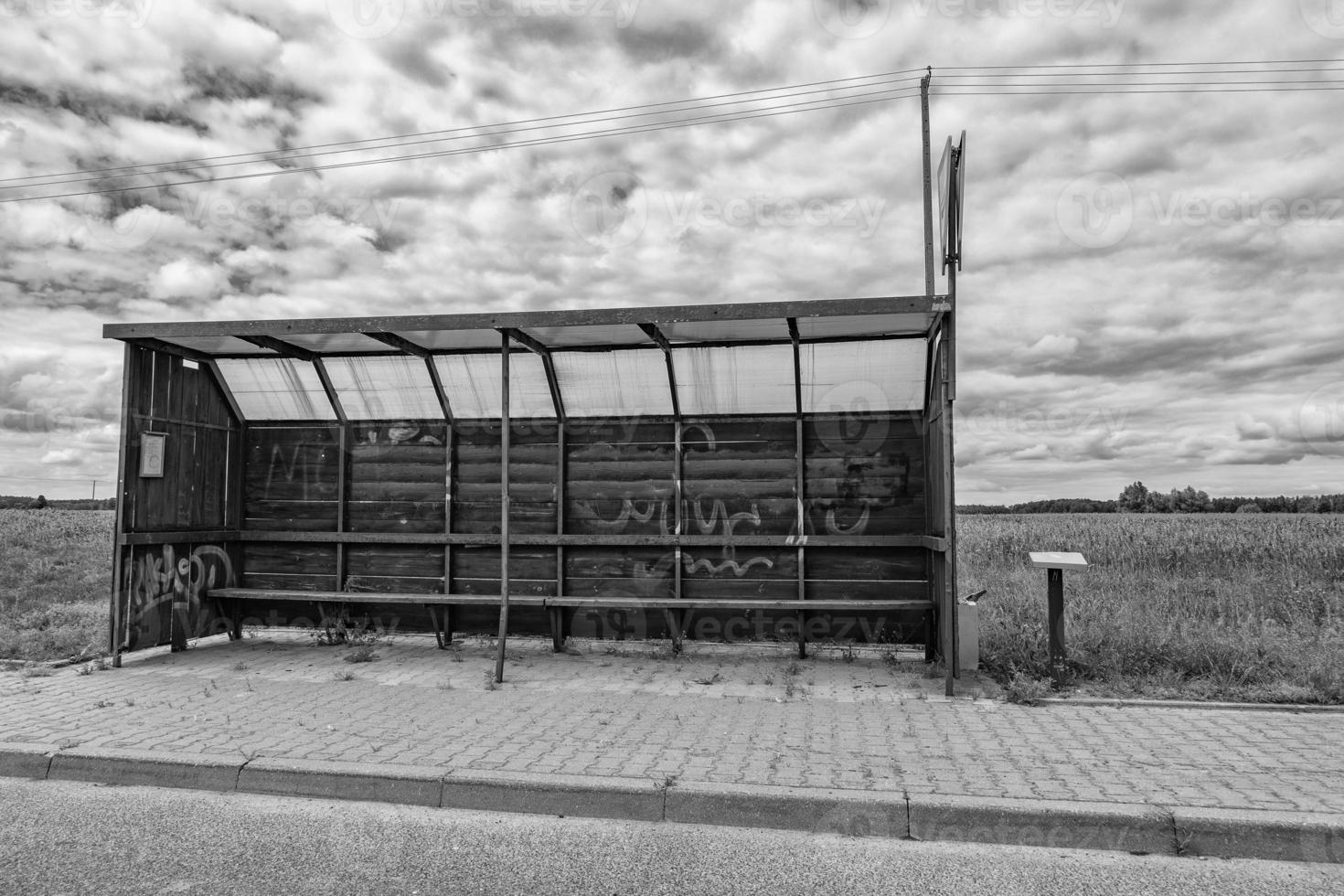 un vecchio capannone a un' autobus fermare su un' nazione strada da qualche parte nel Polonia foto