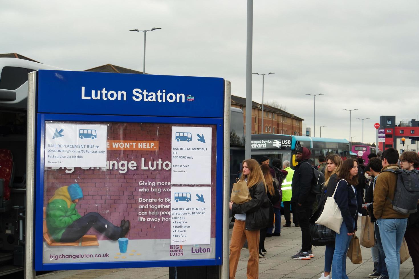 Basso angolo Visualizza di luton centrale autobus stazione a principale ferrovia stazione di centro luton città di Inghilterra grande Gran Bretagna. il Immagine era catturato su 01-aprile-2023 su nuvoloso e freddo sera foto