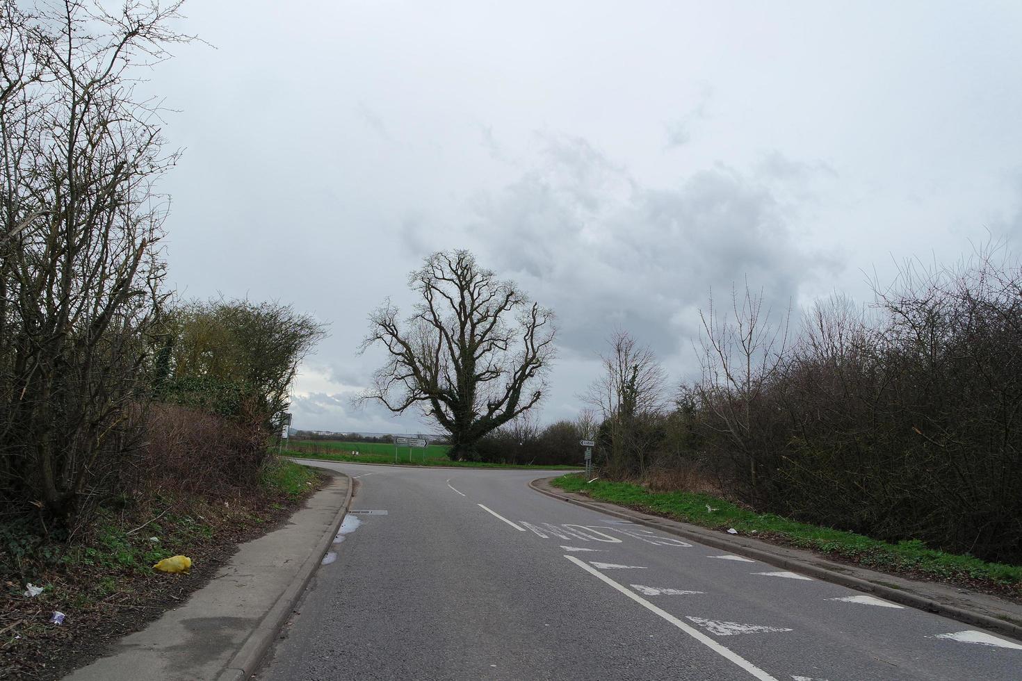 Basso angolo Visualizza di centro città centro di Britannico città Londra luton cittadina di Inghilterra UK. il Immagine era catturato a centrale luton città durante un' freddo e nuvoloso sera di 26-marzo-2023 foto