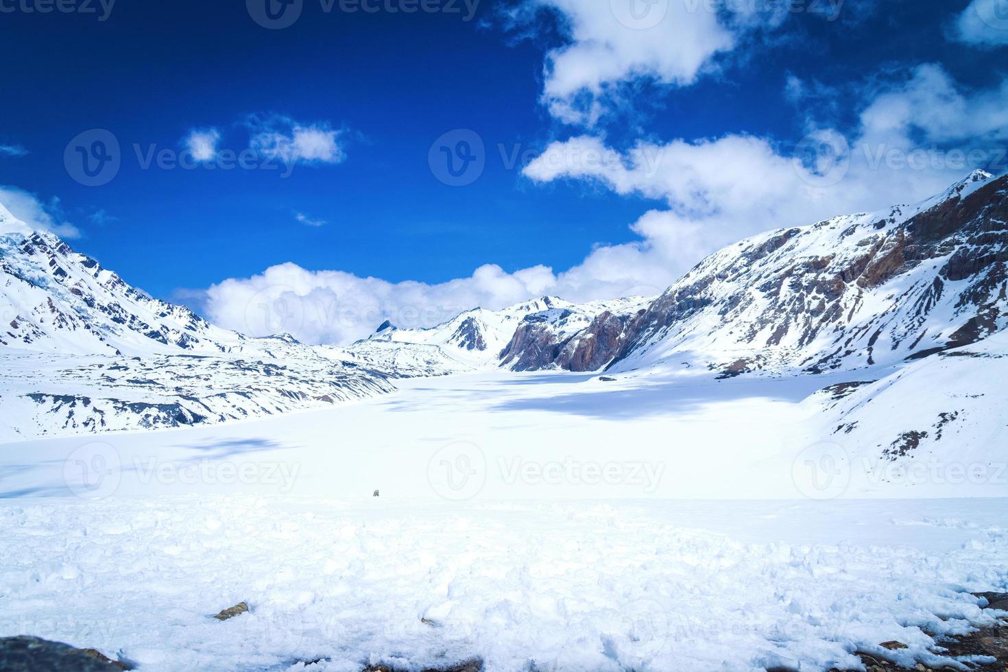 congelato tilicho lago foto