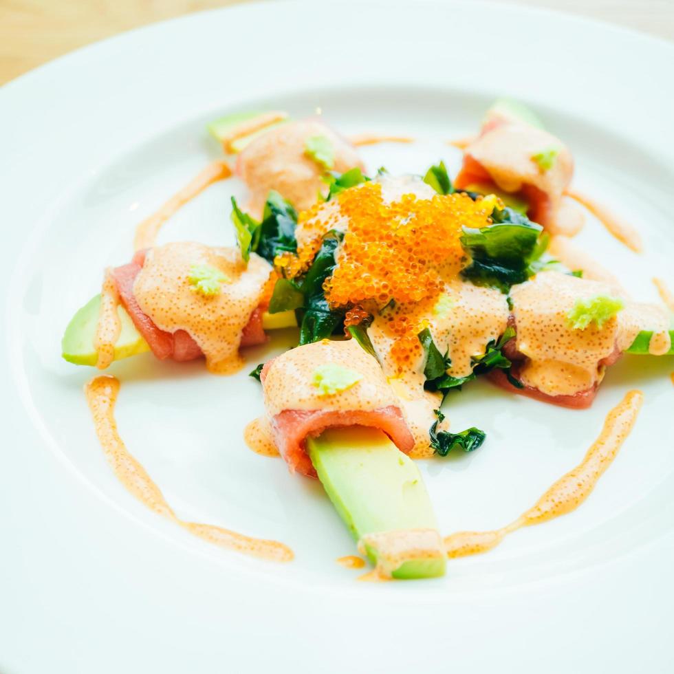 rotolo di tonno con insalata di avocado foto